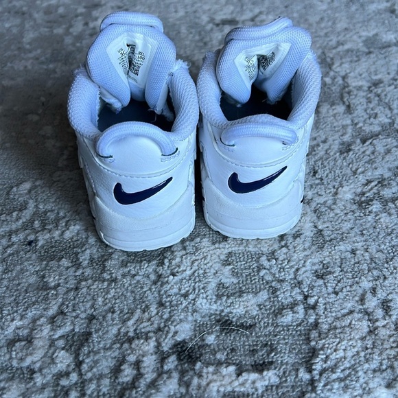 Kids' Air More Uptempo Sneaker Nike White & Blue Size 5C - Picture 4 of 5